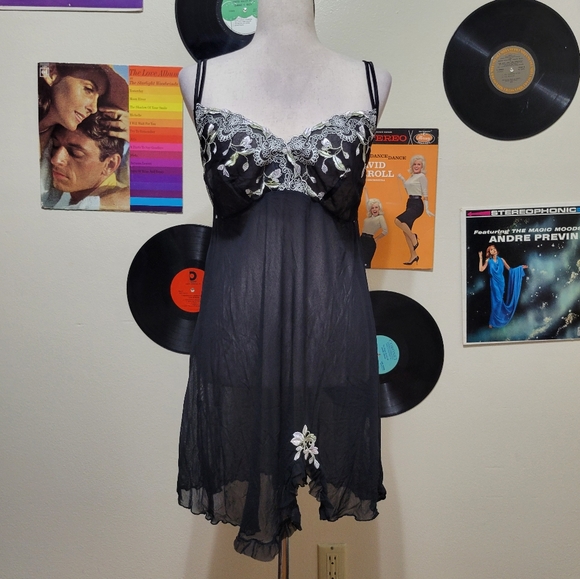 Cacique | Size 14/16 Black Mesh Slip With Floral Embroidery - Picture 1 of 7